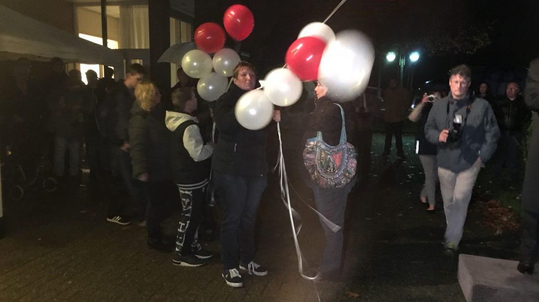 Na de minuut stilte werden ballonnen opgelaten (Rechten: Petra Wijnsema/RTV Drenthe)
