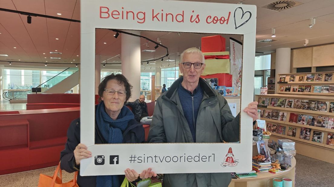 Ton en Christien uit Stolwijk kwamen speelgoedboekjes, knuffels, puzzels, en chocolade doneren