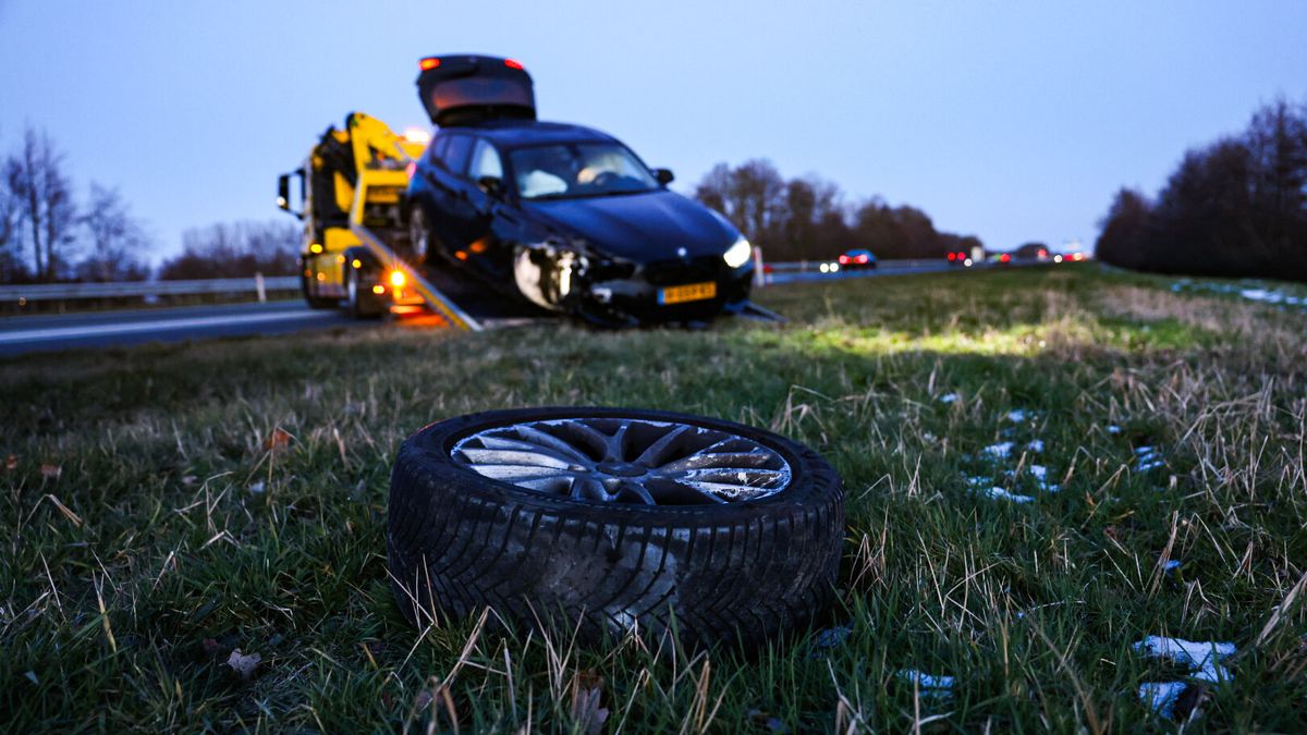 Gewonde en flinke schade na botsing bij Nijega | Bekladdingen op complex VV Heeg