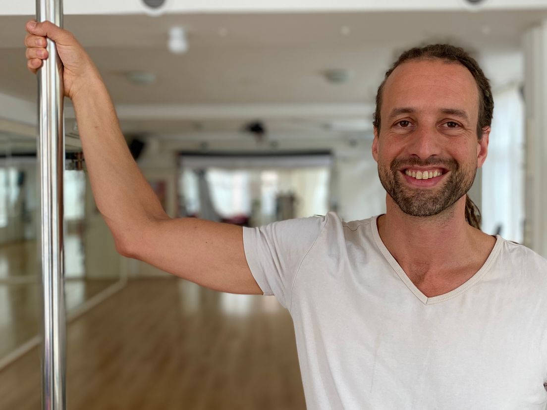 Willem Engel in zijn dansstudio