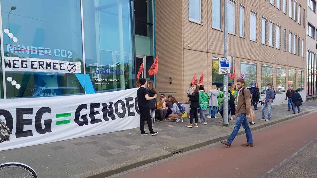 Actievoerders bij het kantoor van GasTerra in Stad