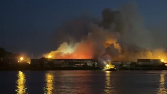 Brandweer verwacht nog lange tijd bezig te zijn met brand Charlois: 'Kom niet kijken' Home