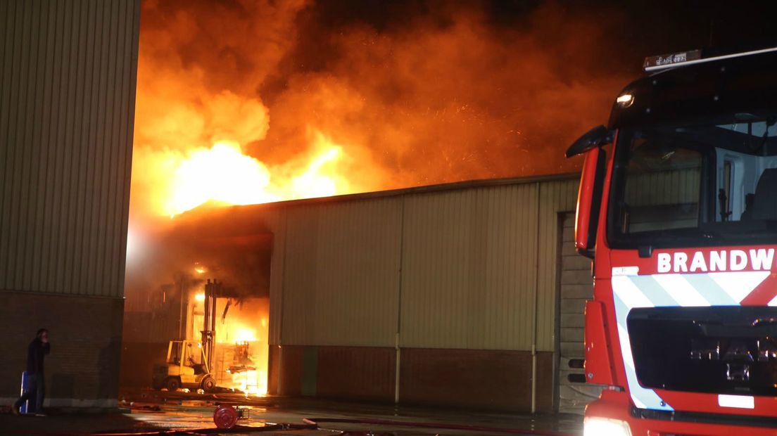 Bij het scheepsbouwbedrijf Neptune in Aalst (gemeente Zaltbommel) heeft woensdagavond een zeer grote uitslaande brand gewoed. Minstens 20 brandweerauto's en hoogwerkers zijn uitgerukt. De brandweer was tot in de vroege ochtend bezig te zijn met (na)blussen. Er kwam veel rook vrij. De brandweer adviseerde de inwoners van Aalst, Brakel en Zuilichem om tegen de stank de ramen te sluiten. Er zijn geen gewonden.