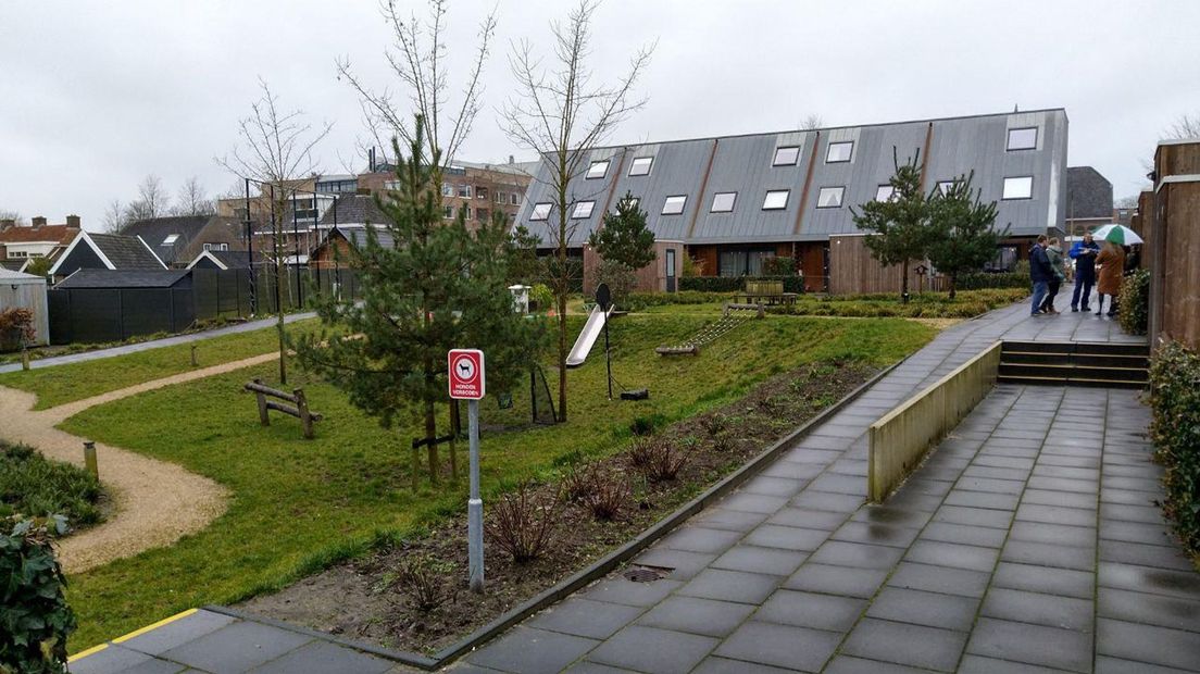 De binnentuin van de 24 huurhuizen aan de Buitenweg in Emmen (Rechten: RTV Drenthe/Erwin Kikkers)