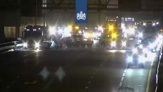 Ongeluk op snelweg, lange file ontstaan. Ongeluk op snelweg, lange file ontstaan.