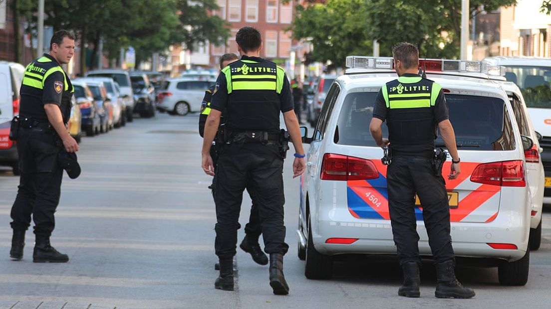 Politie doorzoekt Schalk Burgerstraat nadat er schoten waren gehoord