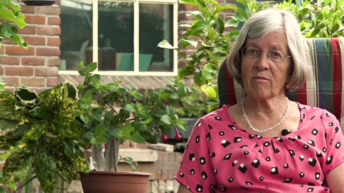 Verborgen achter een muurtje ligt midden in het centrum van Bennekom de idyllische tuin van Louke Hoefakker. Sinds een aantal maanden doet zij mee aan het landelijke initiatief deeltuinen en stelt zij haar tuin open voor mensen die geen tuin hebben: 'Als je wilt relaxen kun je hier heerlijk rustig zitten', laat Louke weten.
