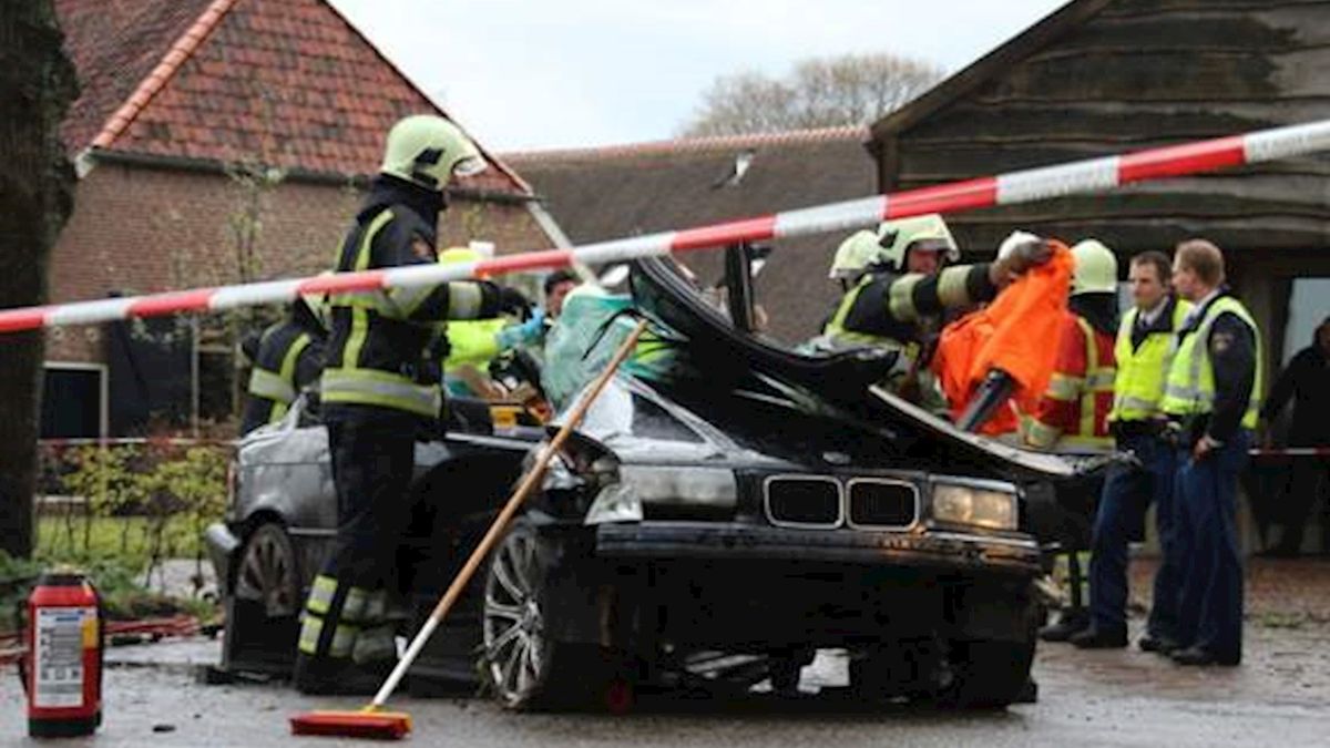 Automobiliste botst op boom IJhorst