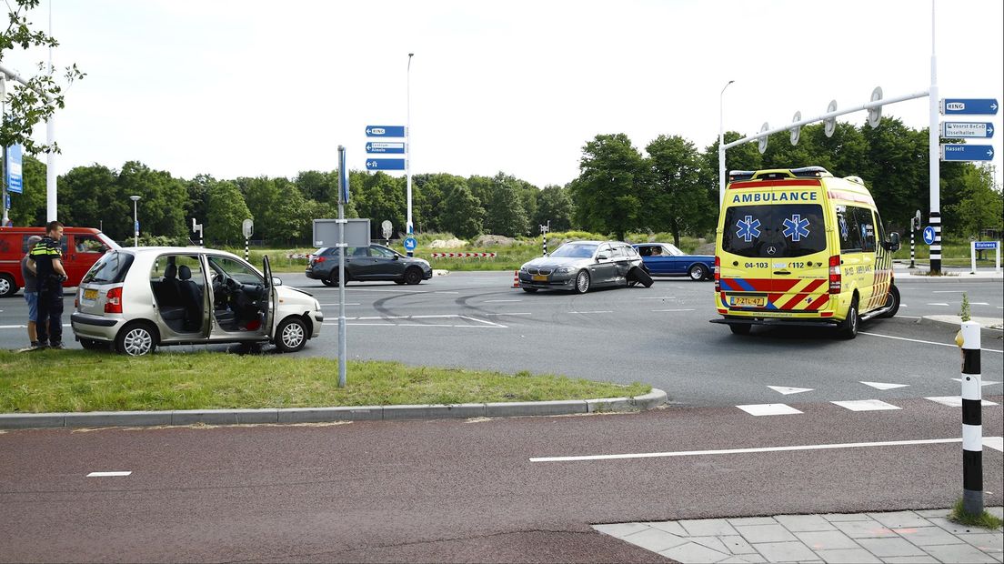 Auto's botsen tegen elkaar in Zwolle