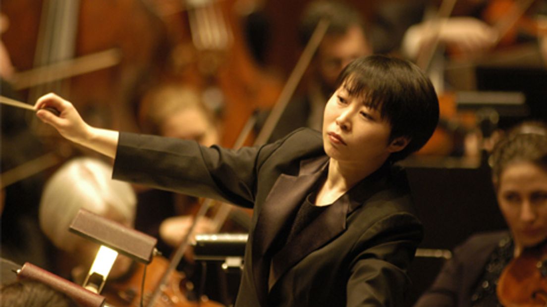 Dirigent Xian Zhang in actie (archieffoto)