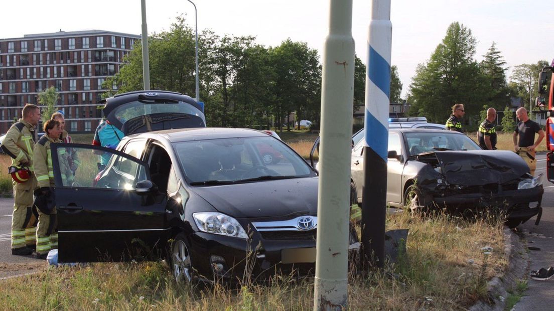 Beide voertuigen liepen forse schade op door het ongeluk op de Rondweg in Emmen. (Rechten: De Vries Media)