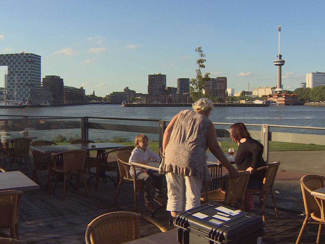 Gezin krijgt diner aangeboden bij Keyf-i Terras