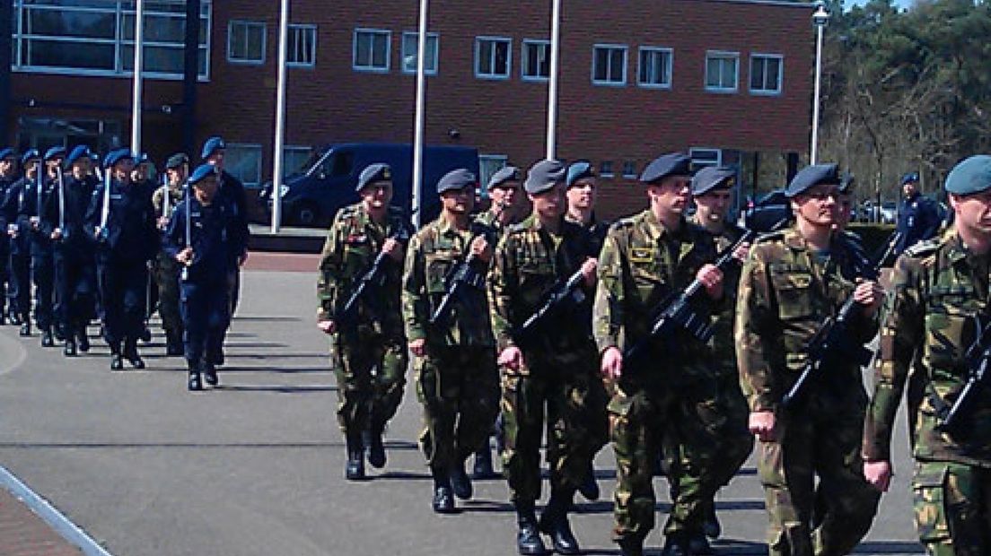 MILLIGEN - Op het Air Operations Control Station Nieuw-Milligen oefenden woensdag zo'n 100 militairen voor de troonswisseling.