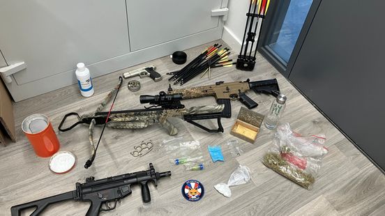 Grote drugs- en wapenvondst in woningen | Ravage na botsing op kruispunt. Grote drugs- en wapenvondst in woningen | Ravage na botsing op kruispunt.