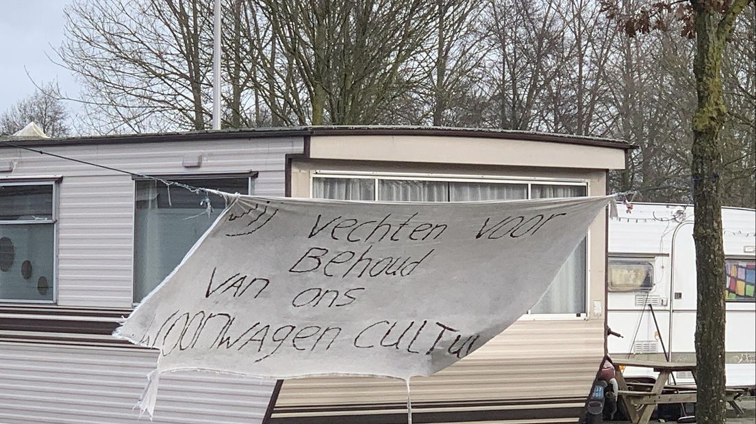 Het spandoek voor de woonwagens in Zwolle