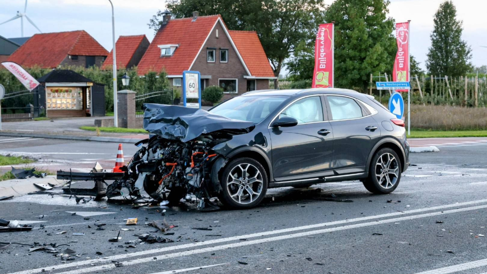 Brokstukken na botsing • boom valt op autos.