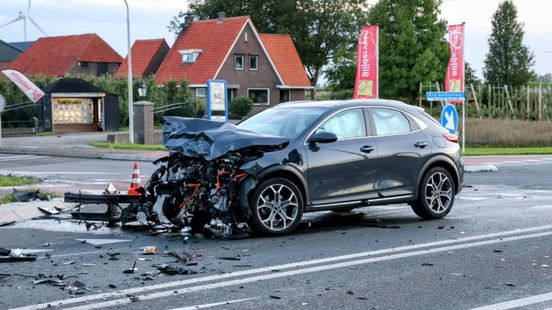 Brokstukken na botsing • boom valt op autos. Brokstukken na botsing • boom valt op autos.