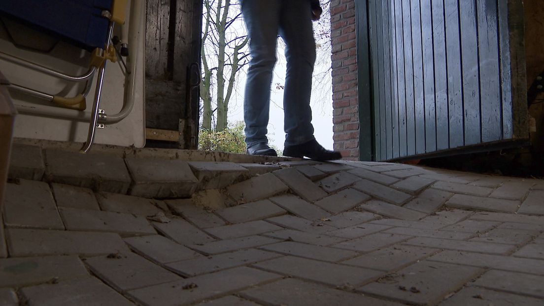 In sommige woningen is er sprake van extreme verzakkingen (Rechten: RTV Drenthe)