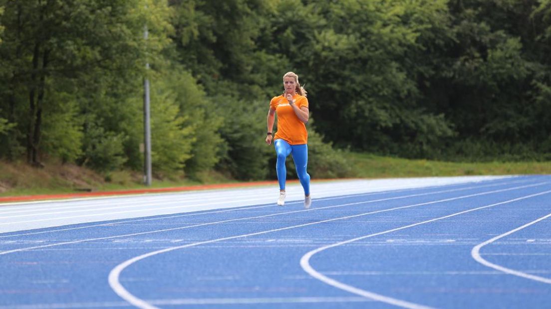 Met ongeveer 40 graden een topprestatie leveren op de WK atletiek in Doha. Het is een prestatie op zich. Maar voor het eind deze maand zover is, traint de voornamelijk Gelderse atletiekploeg nog op de koele baan op Papendal bij Arnhem.