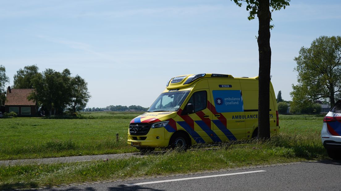 Bij een ernstig ongeluk op de Raalterweg in Wijhe is vanmiddag een man overleden