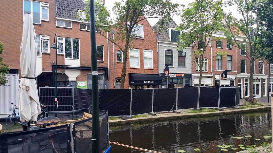 Een van de zaken die onlangs geraakt werd door kogels in Delft.