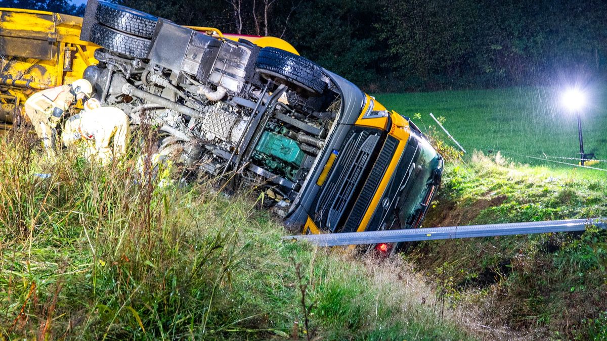 Vrachtwagen gekanteld in Oldeberkoop | Burgemeester Harlingen sluit drugswoning