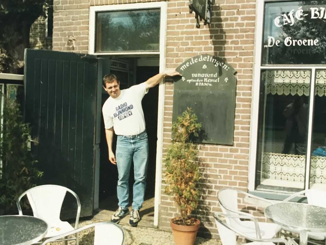 Hessel voor zijn café op Terschelling in 1991