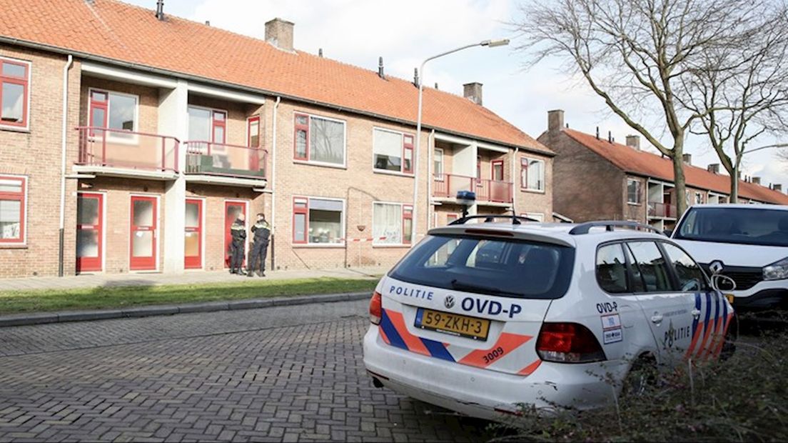 Politie bij de woning op de dag van het steekincident