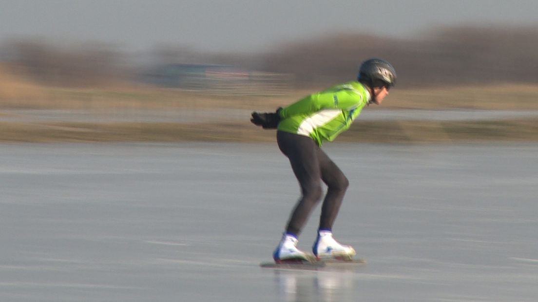 Schaatsen op natuurijs; nu kan het nog (video)