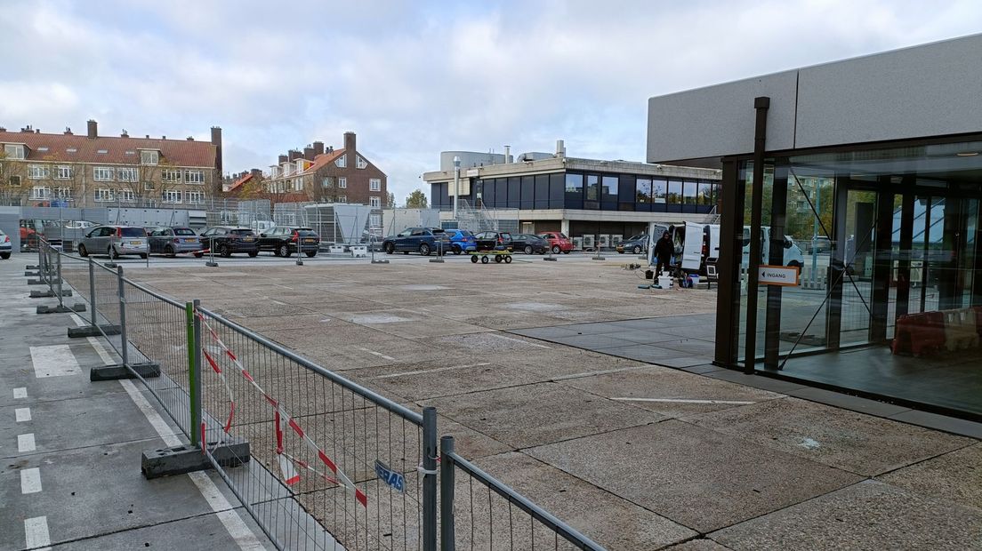 Er wordt al maanden gewerkt aan het parkeerdek op het De Savornin Lohmanplein in Den Haag