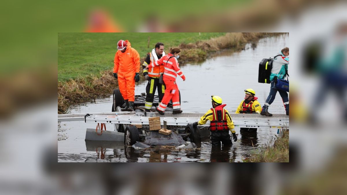Omstanders redden man uit auto in sloot bij Nijega