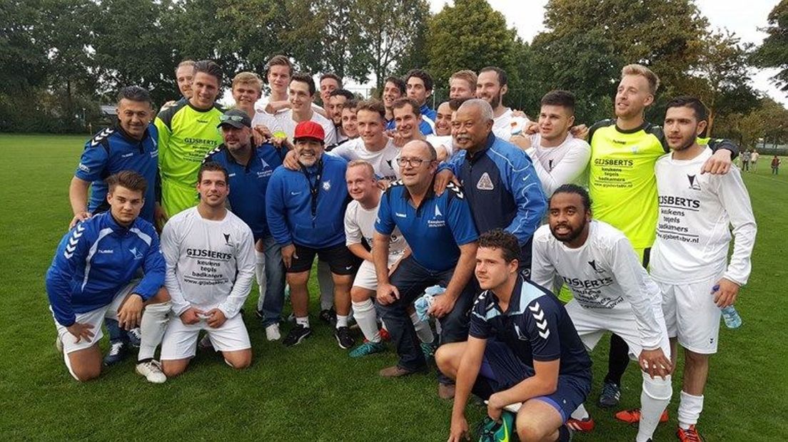Het team van SV Twello met Maradona