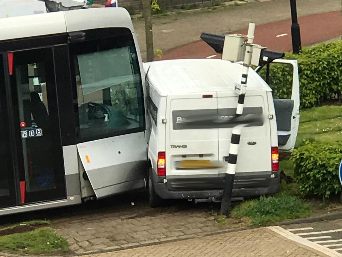 De tram botste op een bestelbusje.