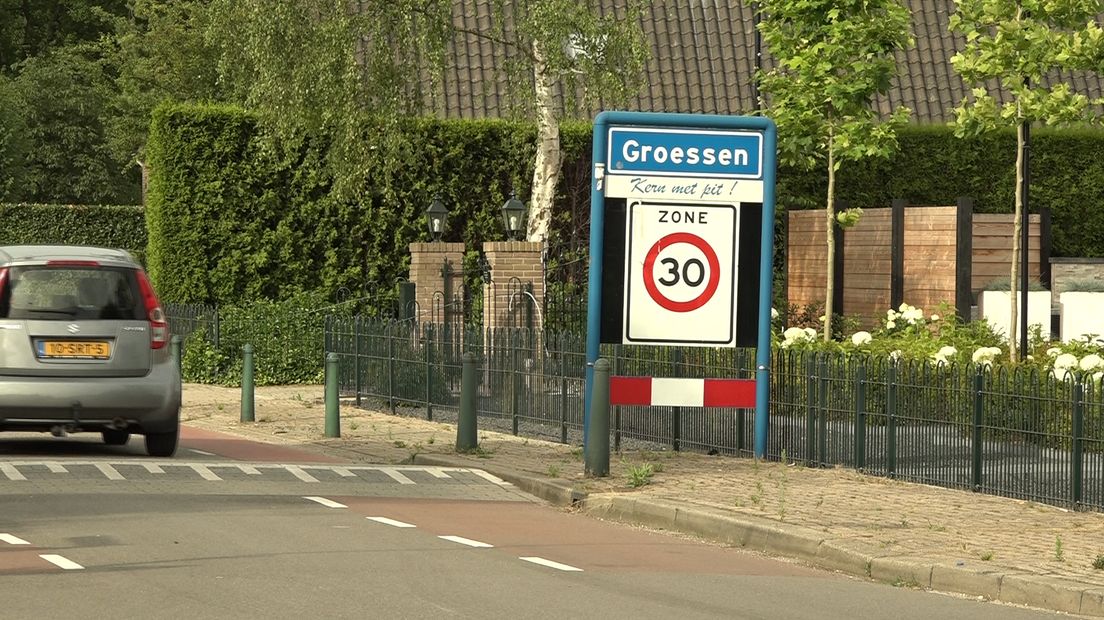 'De leefbaarheid van ons mooie dorp is het geding.' Dat zegt de Dorpsraad Groessen, die woensdagavond de resultaten van een onderzoek naar de woningbehoefte in het dorp presenteerde. Daaruit blijkt dat het voor jongeren moeilijk is om een woning te vinden en dat er ook weinig geschikt woningaanbod voor 65-plussers is.