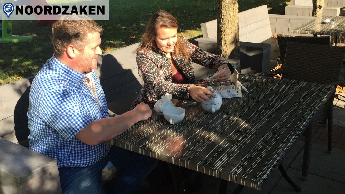 Hennepthee uit Pekela wordt geschonken bij hotel in Veendam