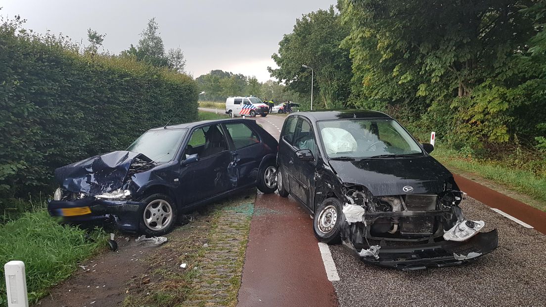 De auto's botsten frontaal op elkaar (Rechten: Persbureau Meter)