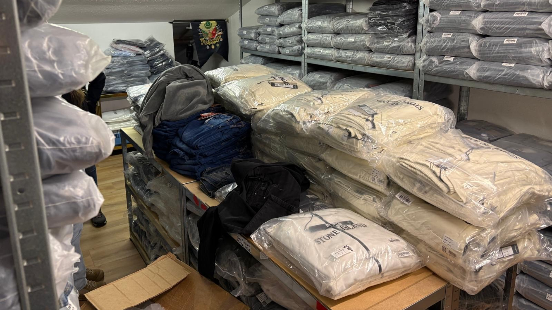 Auto crasht bij politieachtervolging | Botsing op A27, 1 rijstrook dicht.