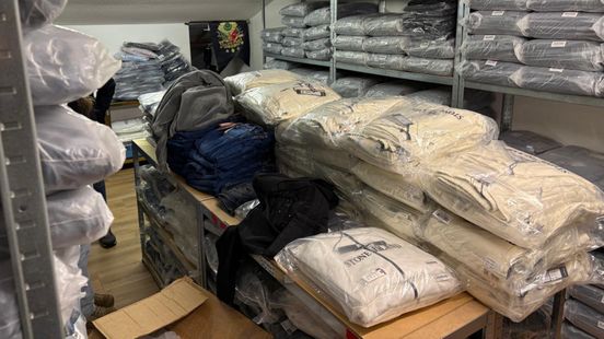 Auto crasht bij politieachtervolging | Botsing op A27, 1 rijstrook dicht. Auto crasht bij politieachtervolging | Botsing op A27, 1 rijstrook dicht.