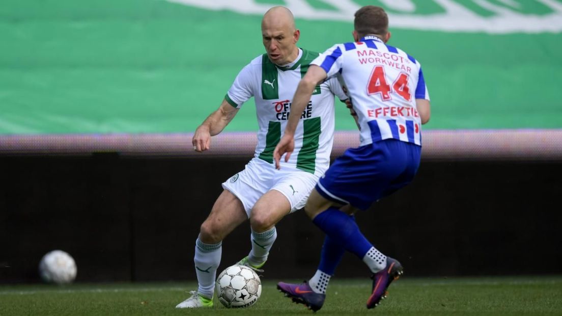 Robben gaat in karakteristieke houding het duel aan met Heerenveen-speler Halilovic