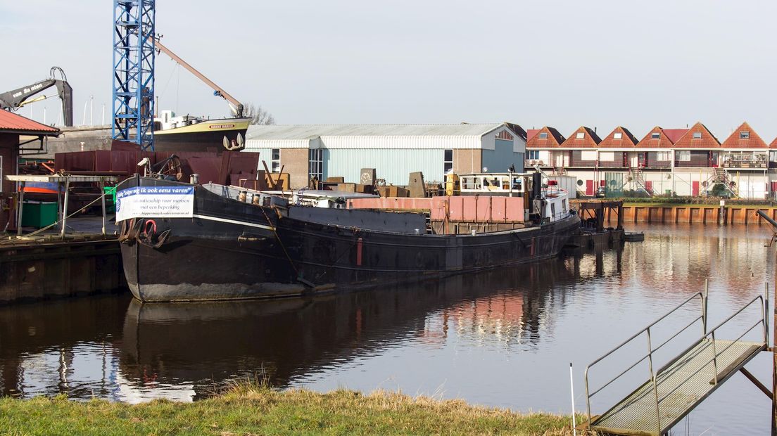 De boot vanaf een andere kade gezien