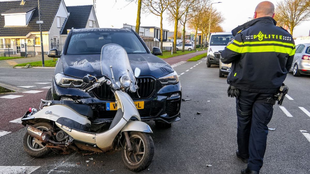Scooterrijder gewond na aanrijding in Enschede