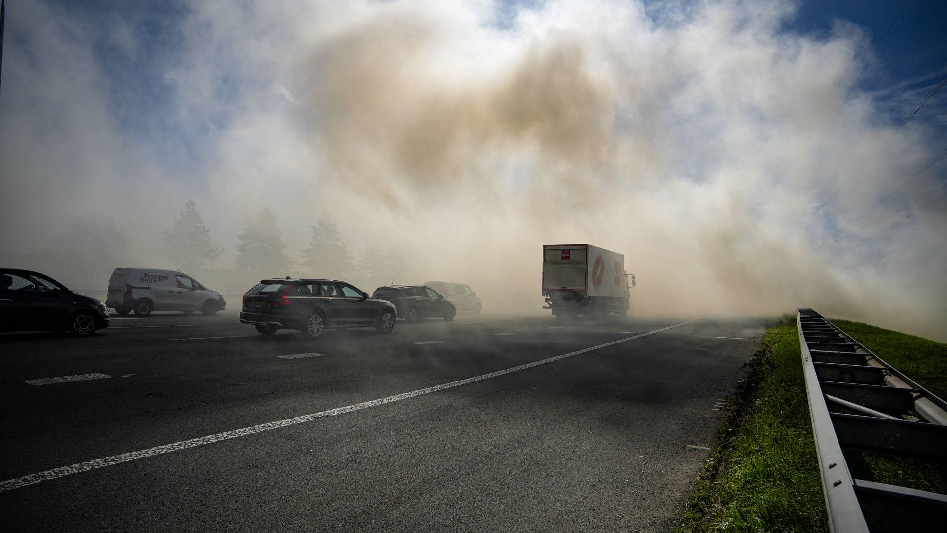 Boeren opgepakt na actie langs snelweg met brandende hooibalen