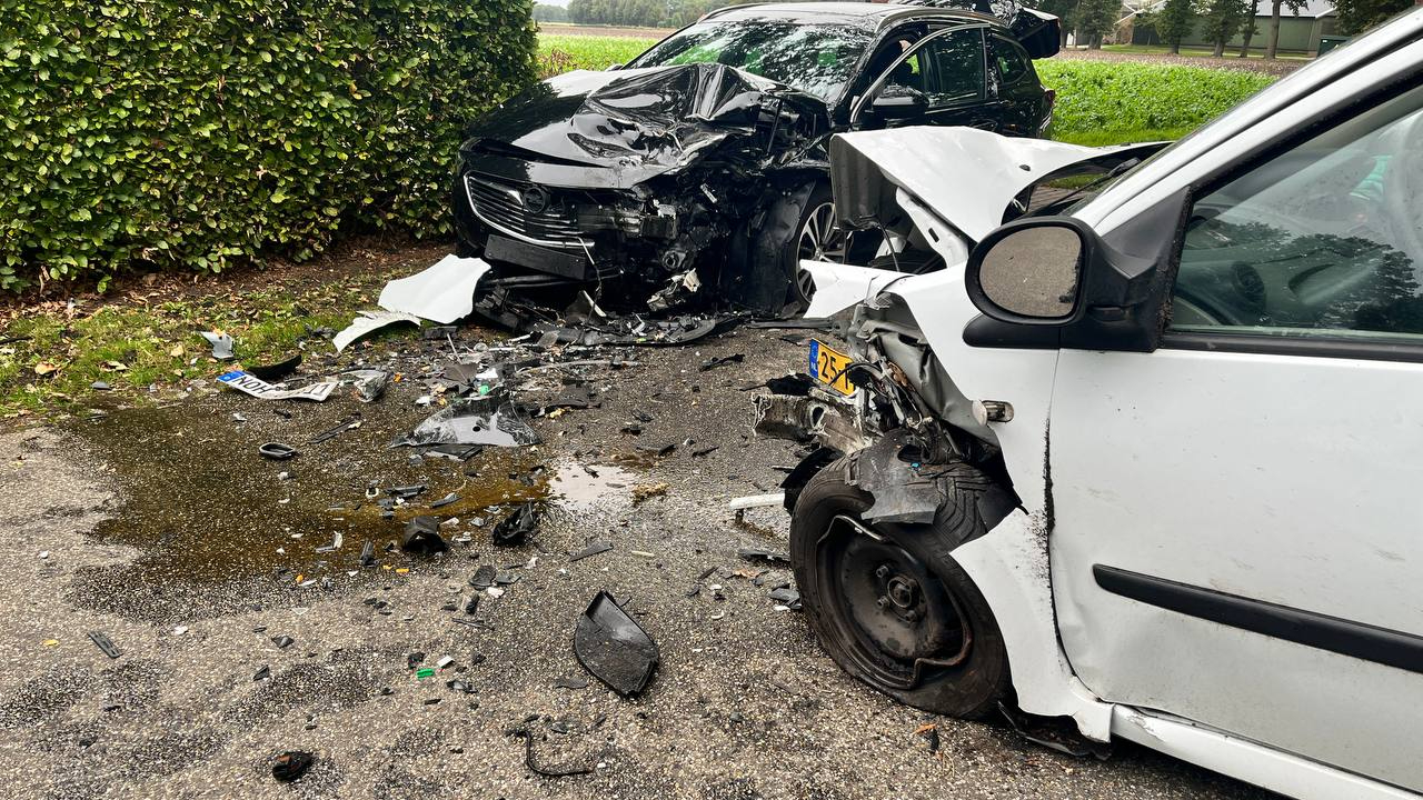 Forse schade en gewonden bij ongelukken in Vennebrugge en Den Ham.