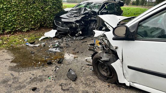 Forse schade en gewonden bij ongelukken in Vennebrugge en Den Ham. Forse schade en gewonden bij ongelukken in Vennebrugge en Den Ham.