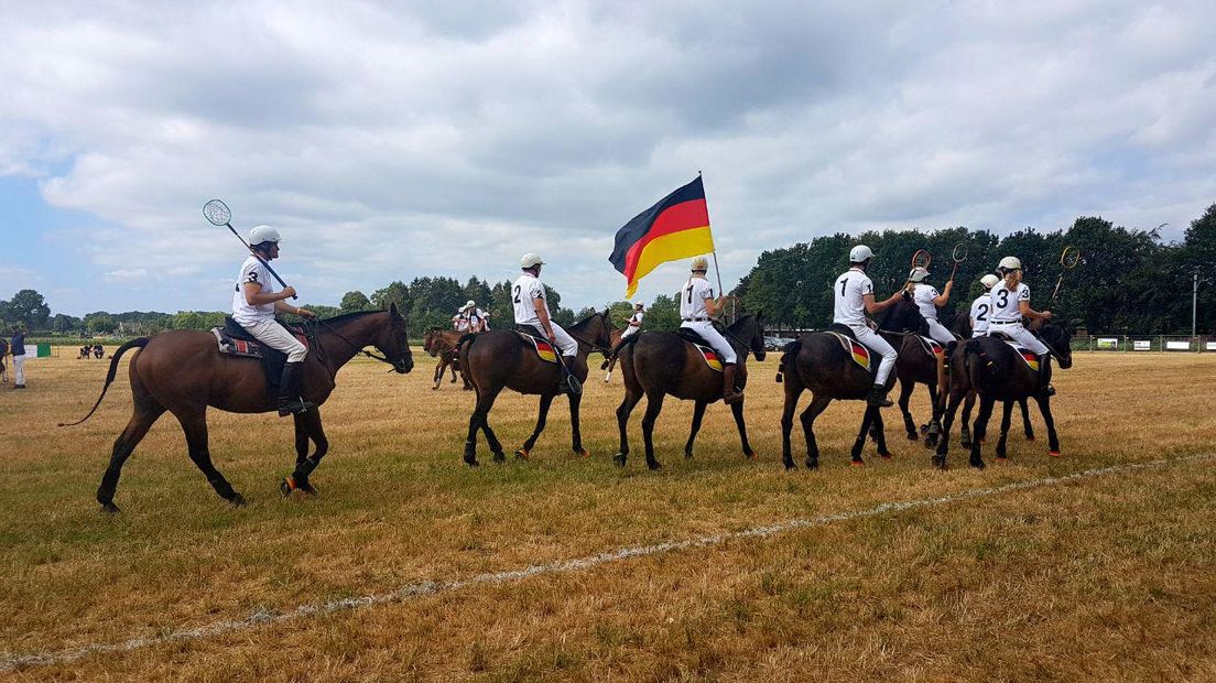 Het Duitse team maakt zich op voor de wedstrijd (Rechten: Jasmijn Wijnbergen / RTV Drenthe)