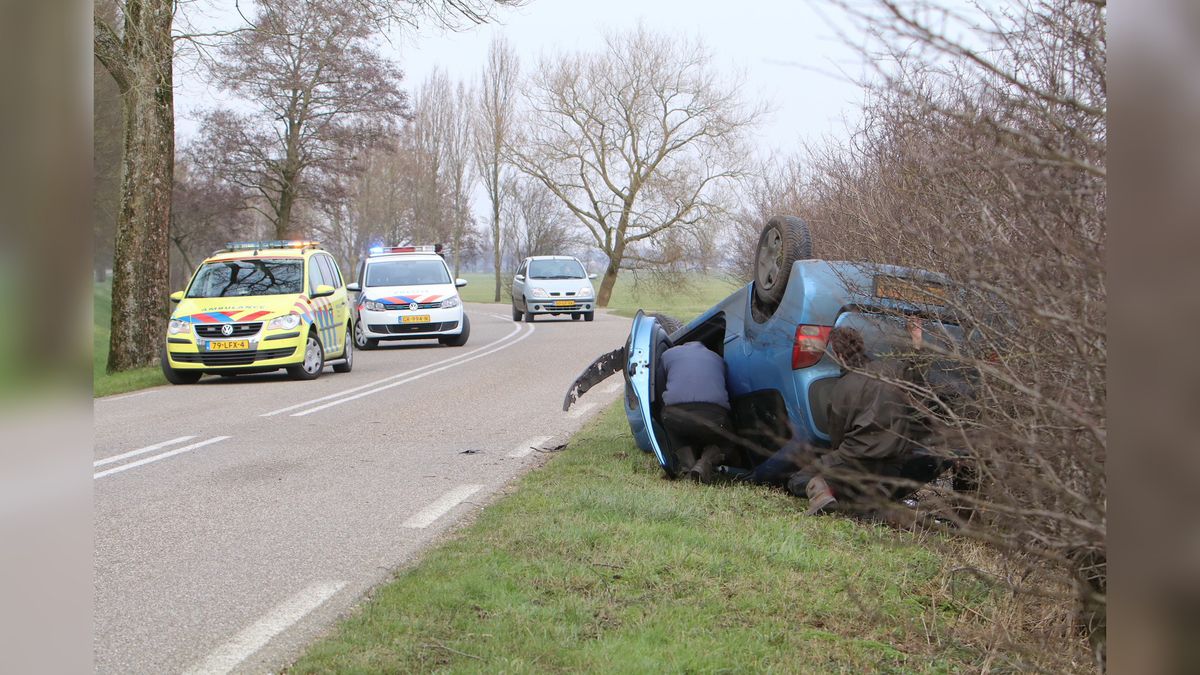 Auto over de kop op Rijksweg bij Jirnsum