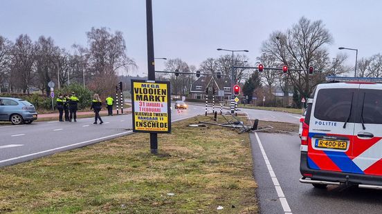 Auto rijdt lichtmast omver bij ongeval in Enschede Nieuws