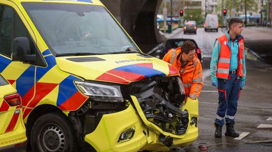 Ambulance zwaar beschadigd na botsing tijdens spoedrit. Ambulance zwaar beschadigd na botsing tijdens spoedrit.