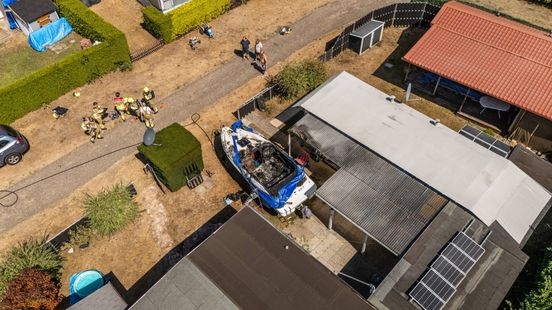 Boot vliegt in brand, campinggasten grijpen in