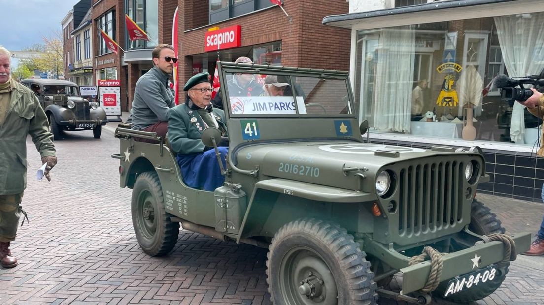 Veteraan Jim Parks wordt rondgereden in Appingedam